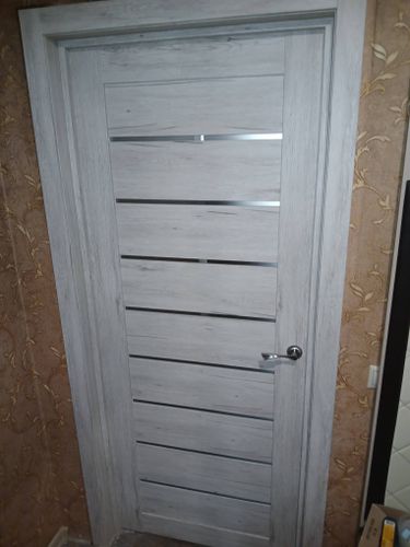 Установлена светлая межкомнатная дверь с фурнитурой, выполнена регулировка петель, закреплён наличник, проверена плавность открывания и закрывания, обеспечена надёжность конструкции.