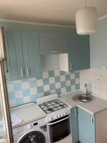 Установлены шкафы, закреплены фасады, смонтирована столешница, врезана мойка, подключены бытовые приборы. Завершена отделка стен плиткой, проведены необходимые коммуникации.