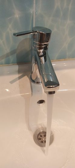 Установлено новое оборудование на раковину, подключены водопроводные трубы, проверена герметичность соединений, обеспечена стабильная подача воды, выполнена окончательная проверка функционирования.