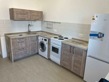 Установлены шкафы, смонтирована столешница, подключены бытовые приборы, закреплены фасады, установлена мойка, подключены коммуникации, выполнена регулировка дверей, установлены ручки.