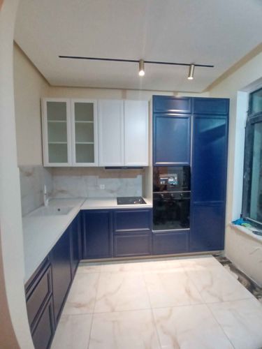 Установлены шкафы, закреплены фасады, смонтирована столешница, подключена варочная панель, встроена духовка, установлена мойка, проведены коммуникации, завершена отделка стен и пола.