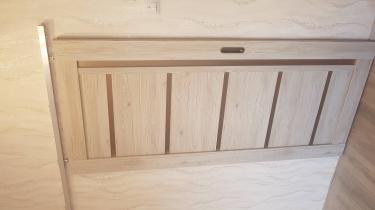 Установлена раздвижная конструкция с одной панелью. Закреплены направляющие, обеспечивающие плавное скольжение. Полотно надежно зафиксировано, гармонично вписывается в интерьер.