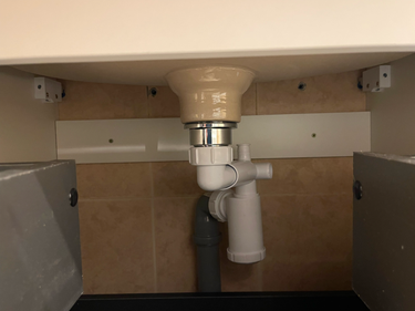 Установка раковины с тумбой