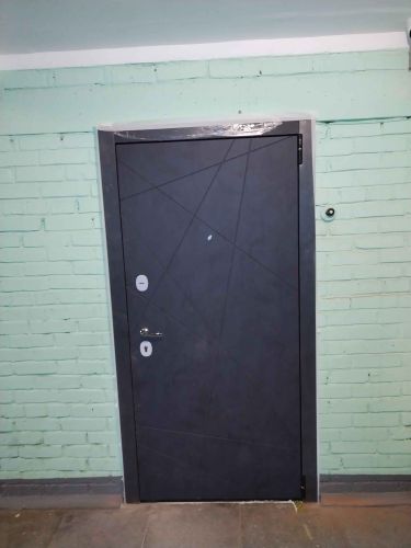 Дверь обшита панелями из МДФ, установлены декоративные элементы, обновлена фурнитура, улучшена звукоизоляция, добавлены новые ручки и замки, обеспечена эстетичная отделка.