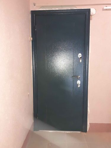 Установлена новая металлическая дверь, закреплена в проеме, отрегулированы петли, врезан замок, обработаны стыки монтажной пеной, обеспечена герметичность и надежность конструкции.