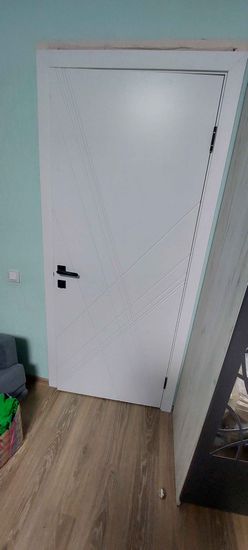 Выполнена установка запирающего механизма в дверное полотно. Проведены работы по вырезанию отверстия, монтажу ручки и проверке функционирования. Обеспечена надежная фиксация.