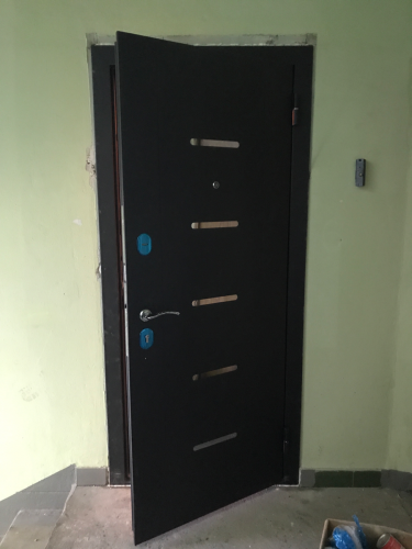 Установлена новая металлическая дверь: закреплена в проеме, отрегулированы петли, смонтированы замки и ручка, проверена плавность закрывания, устранены зазоры, выполнена отделка откосов.