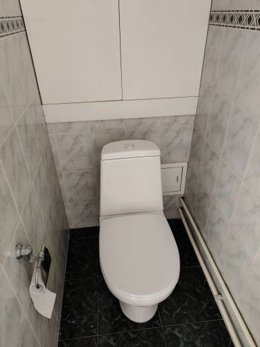 Установлено новое сантехническое оборудование, подключены коммуникации, герметизированы стыки, проверена работоспособность, произведена уборка, обеспечена надежная фиксация, выполнена проверка.