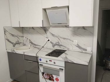 Установлено устройство в кухонный шкаф, подключено к электросети, проверена работоспособность, закреплено над плитой, обеспечена вентиляция, проведены все необходимые монтажные действия.