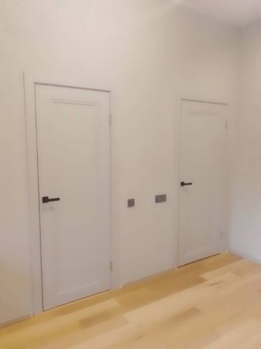 Установлена новая створка, выполнена подгонка по проему, закреплены петли, врезан замок, отрегулирована фурнитура, обеспечено плавное закрывание, проверена надежность креплений.