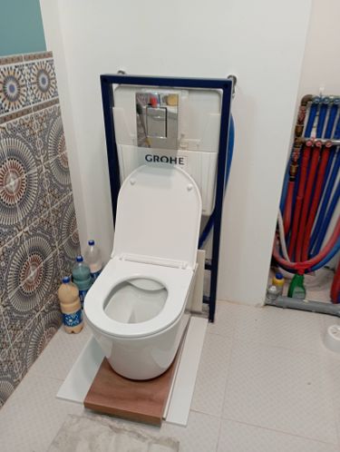 Установлен новый бачок, подключены все коммуникации, проверена герметичность соединений, проведена регулировка механизмов, выполнена чистовая отделка, проверена функциональность.