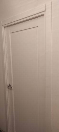 Установлена новая деревянная створка, закреплена рама, врезаны петли, прикреплена ручка, отрегулированы зазоры, выполнена отделка откосов, проверена функциональность конструкции.