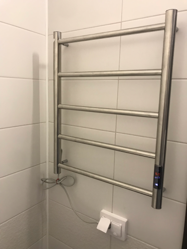 Закреплен прибор на стене, подключен к электросети. Установлен выключатель, проверена работоспособность, обеспечена надежность креплений и безопасность эксплуатации.