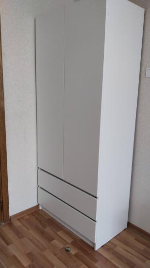 Собран корпус, установлены двери, закреплены полки, прикреплены направляющие. Проверена устойчивость, отрегулированы механизмы, проверена плавность открывания.