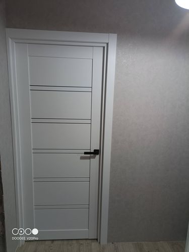 Установлена новая деревянная створка, закреплена коробка, врезаны петли, прикреплён замок, отрегулирована фурнитура, проведена подгонка, проверена плавность открывания.