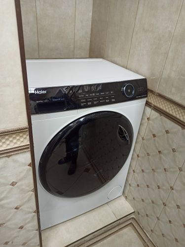 Подключено оборудование: подведены коммуникации, установлены шланги для воды и слива, выровнена поверхность, проверена работоспособность, обеспечена надежная фиксация, проведено тестирование.