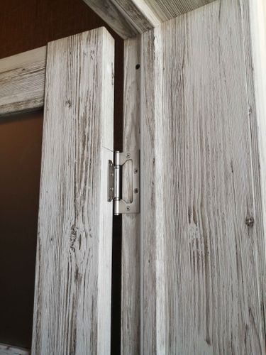 Установлены декоративные панели на проем, обеспечивая завершенный вид. Все элементы надежно закреплены, стыки аккуратно обработаны, создавая гармоничный и эстетичный внешний облик.