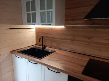 Установка столешницы ДСП Подключение и монтаж светодиодной ленты с коробом для ленты Установка и подключение электрической варочной поверхности