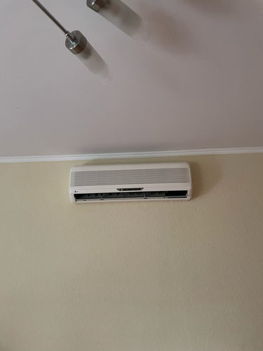 Выполнена очистка фильтров, устранение загрязнений внутри устройства, проверка дренажной системы, дезинфекция компонентов, восстановление функциональности, улучшение воздушного потока.