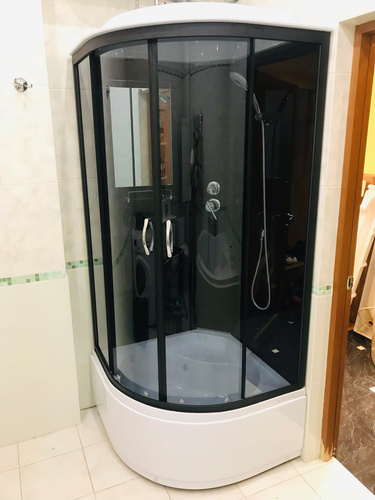 Установлена современная душевая конструкция с функцией гидромассажа. Подключены все коммуникации, герметично закреплены панели, проверена работоспособность системы, обеспечена надежная эксплуатация.