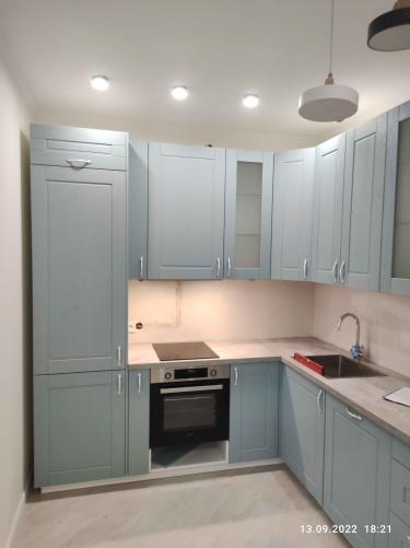 Установлены шкафы, смонтированы фасады, закреплена столешница, подключена мойка, встроена варочная панель, установлены ручки, отрегулированы дверцы, подключены светильники.