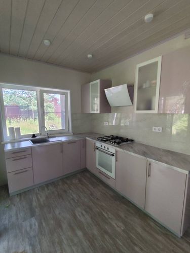 На кухне выполнена установка и подключение измельчителя под раковиной, обеспечено надежное крепление и подключение к водопроводу и электричеству, проверена работоспособность.