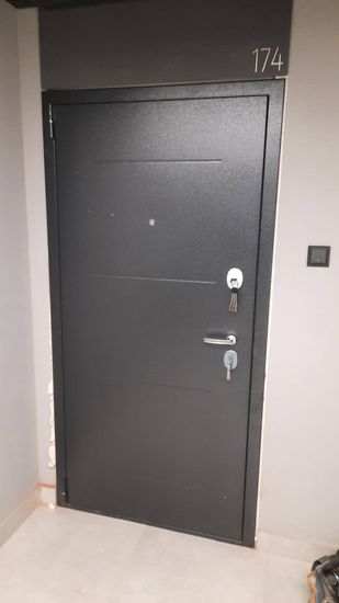 Установлена новая металлическая дверь, произведен демонтаж старой конструкции, выполнена фиксация в проеме, проверена работа замков и петель, завершена отделка откосов.