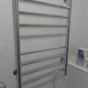 Установлено устройство на стену, подключено к электросети, проверена работа, закреплены крепления, обеспечена безопасность, проведено тестирование, завершена настройка, выполнена проверка.