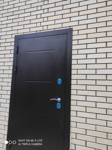 Дверь покрыта панелями из МДФ, что придаёт ей современный вид и улучшает изоляцию. Установлены новые элементы декора, обеспечивающие стильный внешний вид и долговечность.