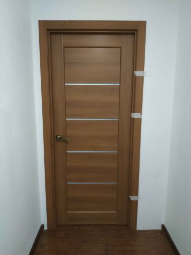 Установлены новые деревянные доборы на входную конструкцию. Завершена отделка проема, обеспечена эстетичная гармония с окружающим интерьером. Все элементы надежно закреплены, зазоры устранены.