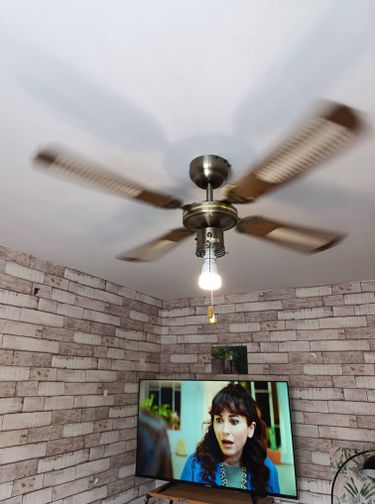 На потолке установили новый вентилятор с лампой, заменив старое освещение. Все элементы надежно закреплены, подключены к электросети, обеспечивая комфорт и функциональность в помещении.