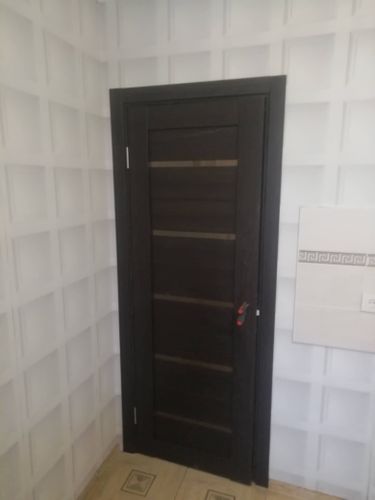 Установлена новая деревянная дверь, закреплены петли, врезан замок, отрегулированы зазоры. Полотно и коробка надежно зафиксированы, обеспечена плавная работа механизма.