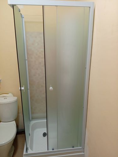 Установка душевой кабины шириной до 90 см