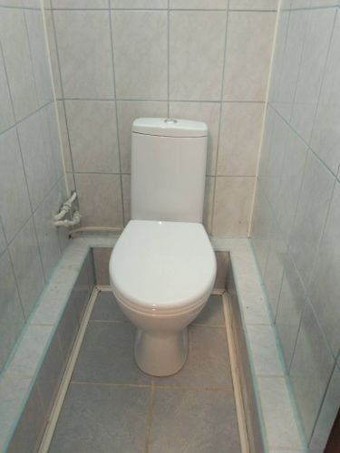 Установлено новое сантехническое оборудование, подключено к водопроводу и канализации, проверена герметичность соединений, выполнена облицовка плиткой, произведена уборка после монтажа.