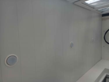 Установлены панели, закреплены направляющие, вмонтированы светильники, произведена подгонка элементов, обеспечена ровная поверхность, завершены отделочные работы, обеспечена эстетика и функциональность.