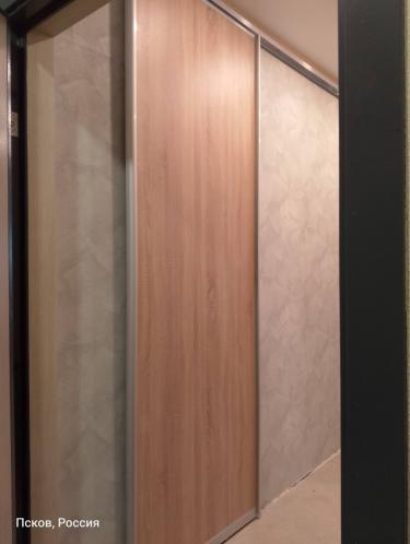 Установлена раздвижная конструкция с одной панелью. Смонтированы направляющие, закреплены крепежи, проверена плавность хода. Обеспечена надежная фиксация и аккуратный внешний вид.