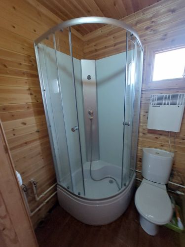 Установлена новая душевая кабина в углу помещения, заменены коммуникации, подключены сантехнические элементы, выполнена герметизация стыков, обеспечена функциональность и эстетика пространства.