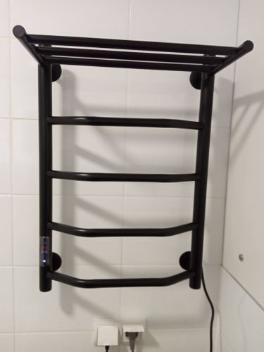 Закреплено устройство на стене, подключено к электросети, проверена работоспособность, обеспечена безопасность, выполнена настройка температуры, скрыты провода, завершена установка.