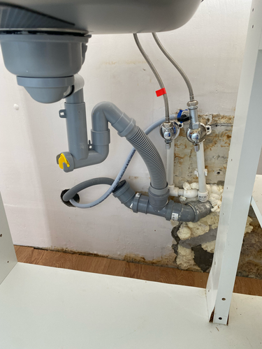 Установлены трубы для подачи воды, подключены гибкие шланги, смонтирован сифон, герметизация выполнена пеной, обеспечена надежная фиксация соединений, проверена герметичность системы.