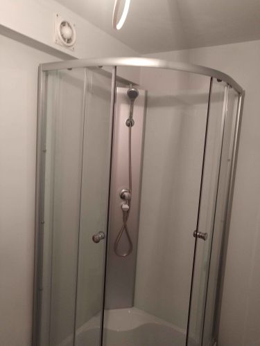 Установлена новая душевая кабина с прозрачными дверями и современным смесителем, выполнена отделка стен, подключены коммуникации, обеспечена герметичность и функциональность конструкции.