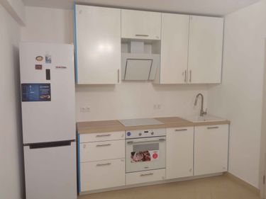 Установлены шкафы, смонтирована столешница, закреплены ручки, подключены бытовые приборы, вмонтирована мойка с краном, навешены фасады, выровнены элементы, подключена вытяжка.