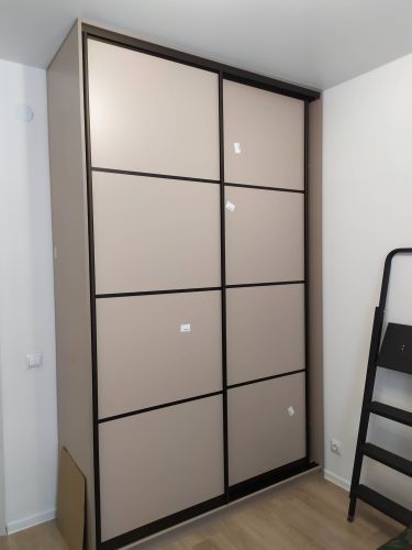 Установлены панели, закреплены направляющие, собраны дверцы, проверена плавность хода, отрегулированы механизмы, завершена сборка конструкции, обеспечена устойчивость, выполнена финальная проверка.