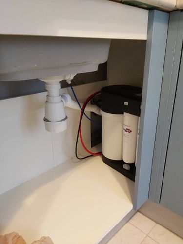 Установка проточного фильтра под мойку