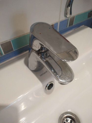 Установлено новое оборудование на раковину, подключены водопроводные трубы, проверена герметичность соединений, обеспечена функциональность и эстетичный вид.