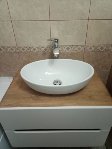 Установлен новый кран на раковину, подключены трубы, проверена герметичность соединений, проведено тестирование работы, обеспечена надежная фиксация, выполнена уборка рабочей зоны.