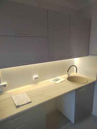 Установлены шкафы, смонтирована столешница, подключена мойка, проведена подсветка, закреплены розетки. Завершена сборка и монтаж кухонных элементов, обеспечена функциональность и эстетика.