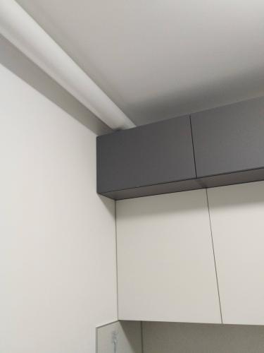 Установлена система воздуховодов под потолком, скрытая за шкафами. Обеспечено соединение с вытяжкой, обеспечивающее циркуляцию воздуха в помещении.