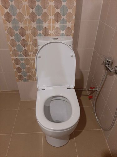 Установлено новое сантехническое оборудование, подключены коммуникации, выполнено герметичное соединение, проверена работа сливного механизма, произведена уборка рабочей зоны.