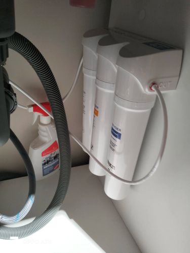 Установка проточного фильтра под мойку