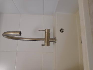 Под раковиной установлен фильтр, подключены трубки, закреплены крепления, проверена герметичность соединений, проведено тестирование системы, обеспечена чистая вода.